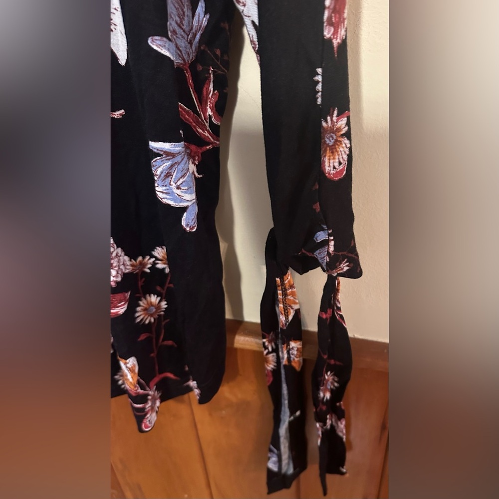 DAYTRIP size SMALL, black floral, V-neck, 3/4 length sleeved top. - Picture 4 of 6